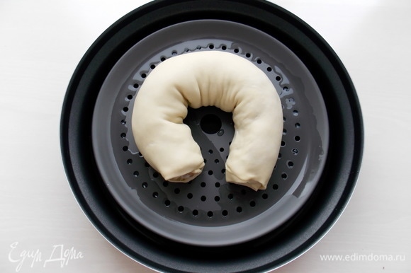 Берем форму Steam Plus Pot для микроволновой печи, смазываем подставку растительным маслом и укладываем рулет. В чашу наливаем 150 мл воды.