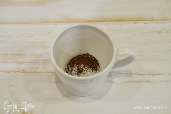 В чашку для приготовления кофе добавьте молотый кофе и сахар по вкусу.