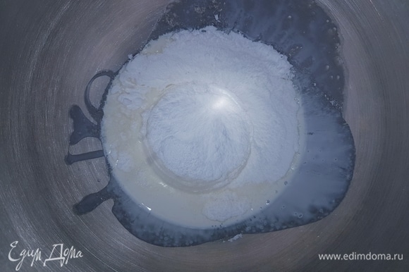 Теперь приготовим крем. Заранее охладить в морозилке чашу для взбивания и венчик. Выложить все ингредиенты для крема и взбивать на максимальной скорости в течение 5 минут.