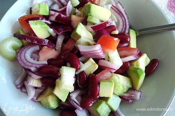 С лука слить уксус (2 ложки оставьте). Добавить лук в салат.