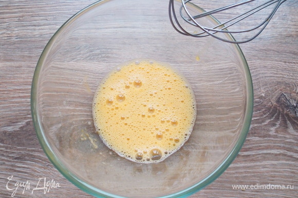 В миску разбить яйцо, добавить немного соли и взбить до пышной массы.