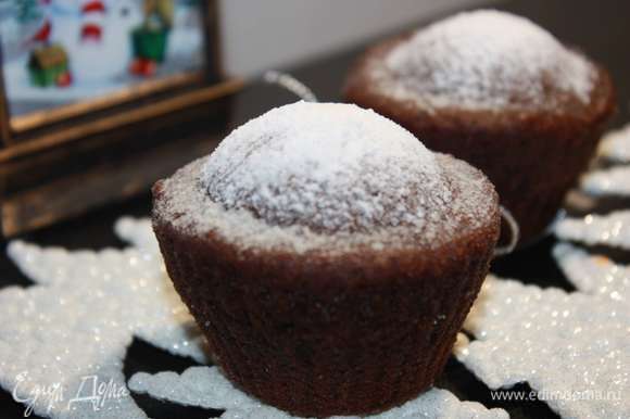 Готовые кексы можно посыпать сахарной пудрой.