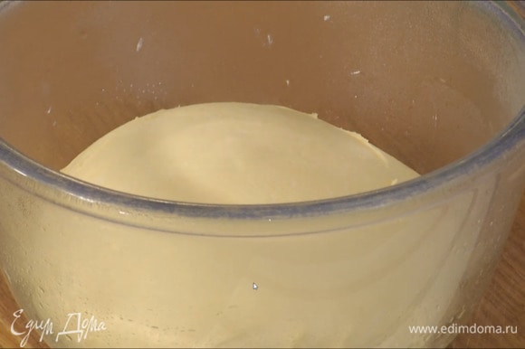 В чаше комбайна соединить муку, дрожжи, 1 1/2 ст. ложки сахара, 1/3 ч. ложки соли и вымешать с помощью насадки-крюка на маленькой скорости. Не выключая комбайна, добавить 150 г предварительно размягченного сливочного масла, влить молоко с яйцами, всыпать ваниль и вымешивать тесто на средней скорости 8‒10 минут, затем переложить в глубокую миску, смазанную оставшимся сливочным маслом, затянуть пищевой пленкой и отправить в холодильник на 7 часов.