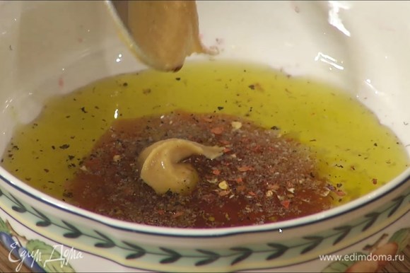 Приготовить заправку: оливковое масло соединить с кленовым сиропом и горчицей, добавить перец чили, поперчить, посолить, влить немного уксуса, в котором мариновался лук, и все перемешать.