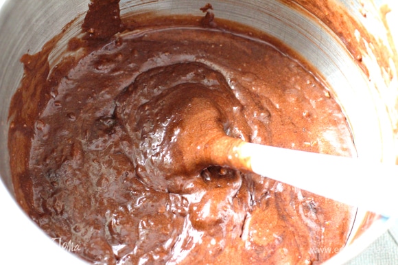Масло и шоколад смешайте, добавьте в яичную смесь и аккуратно перемешайте. Затем добавьте частями муку, орехи и чернослив.