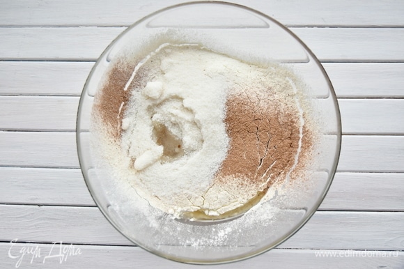 Соединить сухие составляющие (муку, соду, какао-порошок), просеять через сито. Добавить сухую смесь вместе с сахаром к жидким ингредиентам.