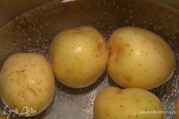 Картофель отварить в мундире, нарезать на ломтики вместе с кожурой.
