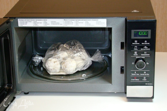 Поместить пакет с картофелем в СВЧ-печь Panasonic NN-GD39HSZPE и при полной мощности (1000 Вт) запекать картофель в режиме «Микроволны» в течение 7 минут.