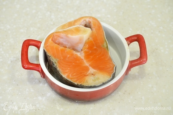 Рыбу помойте, обсушите, положите в форму, подходящую для использование в микроволновой печи.