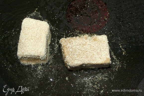 Обжариваем тофу со всех сторон до румяной корочки. Готовый тофу выкладываем на бумажное полотенце, чтоб убрать лишний жир.