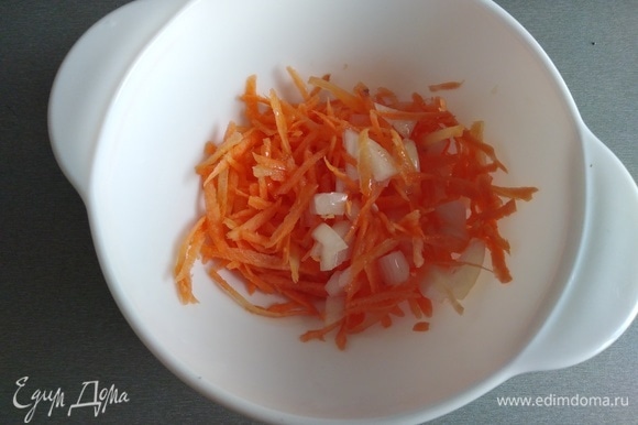 Приготовить зажарку. Натереть морковь, измельчить лук, налить масло в небольшую тарелочку. Приготовить в микроволновке на средней мощности (2 минуты). Можно поджарить на сковородке.
