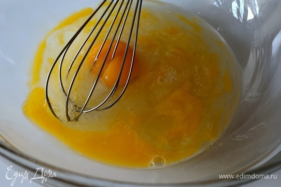 В глубокой миске взбиваем яйца с сахаром.