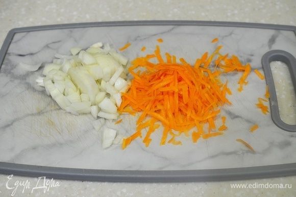 Лук и чеснок почистите и нарежьте лук кубиком, а морковь натрите на терке.