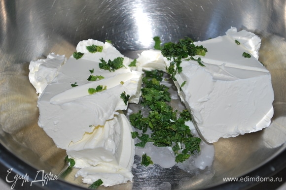 Пока тесто выстаивается, отварите зеленый горошек в течение 5–6 минут. В мягкий творожный сыр добавьте нарезанную свежую мяту.