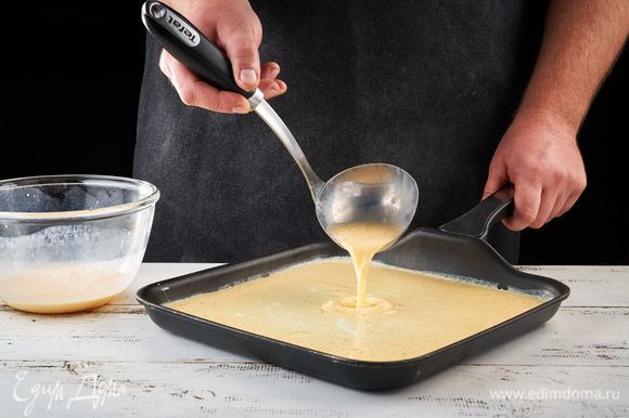 На разогретую сковороду налейте масло. Вылейте яичную смесь, прожарьте с одной стороны.