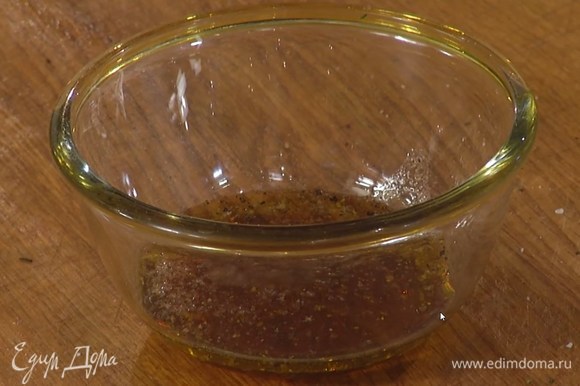 Приготовить заправку: кленовый сироп соединить с оливковым маслом, посолить, поперчить, влить лимонный сок и перемешать.