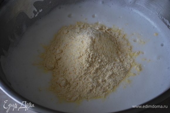 Взбейте яйцо с сахаром и добавьте два вида муки (пшеничную и кукурузную) с разрыхлителем.
