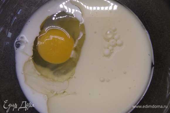 В миску разбейте яйцо, добавьте молоко, сахар, соль, масло, муку. Хорошо все перемешайте, затем влейте кипяток. Еще раз все тщательно перемешайте. Смесь для блинов готова.