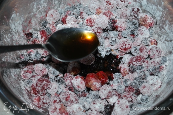 Перемешайте ягоды с крахмалом и добавьте чайную ложку ванильного сиропа.