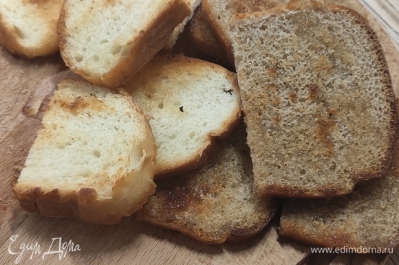 Нарезать хлеб и поджарить его на подсолнечном масле.