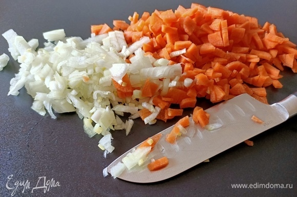 Нарезать лук и морковь. Обжарить.