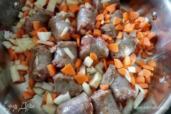 Добавить предварительно нарезанные лук и морковь. Тушить 10 минут.