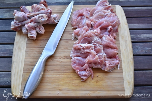 Мясо отделить от костей, зачистить от сухожилий и нарезать средними кусочками.