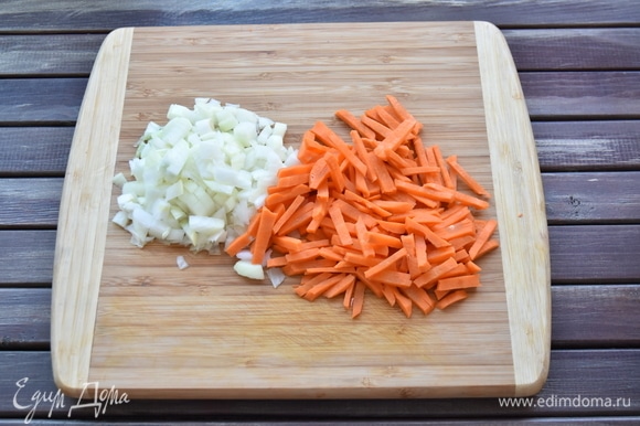 Морковь и лук нарезать соломкой.