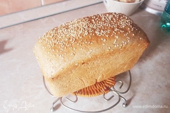 Готовый хлеб остудить полностью на решетке.
