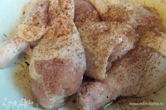 Куриные голени посолить, приправить вашими любимыми специями, добавить 1 ст. л. растительного масла, перемешать.