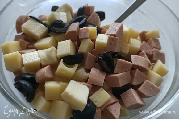 Для начинки нарезать кубиками сыр, черные оливки и сосиски.