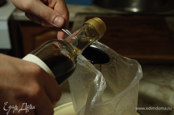 В пакет наливаем бальзамический уксус и оливковое масло, распределяем соль (осторожно: она вытягивает влагу, так что не переборщите, потом добавите еще по вкусу перед запеканием, если нужно).