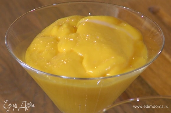 Разлить сливочно-манговую смесь в прозрачные креманки и отправить застывать в холодильник.