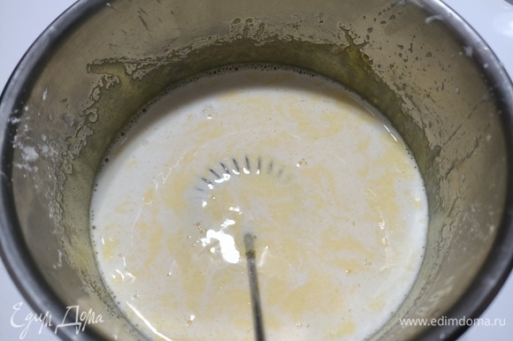 В кастрюле с толстым дном вскипятить молоко. Добавить к яичной массе, перемешать. Вернуть крем на плиту и варить до загустения при постоянном помешивании.