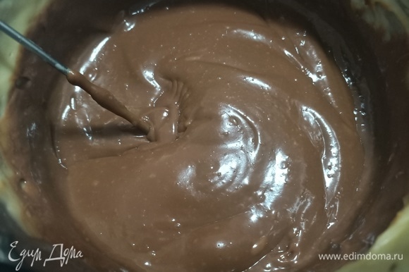 Во вторую половину крема добавить шоколад, перемешать.
