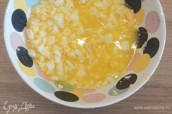 В отдельной пиале смешать сок половины лимона, масло и нарезанные яйца, посолить, поперчить по вкусу.