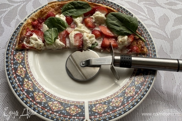 Достаем пиццу из духовки, перед подачей на пиццу кладем несколько листочков базилика. Также прекрасно дополнить вкус этого блюда может бальзамический соус. Используйте по вкусу.