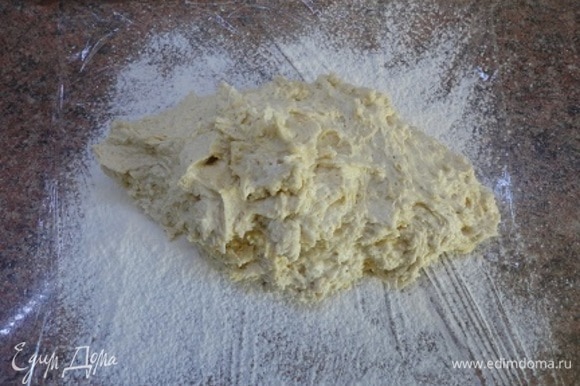 Добавьте к яично-масляной смеси сухие ингредиенты и хорошо перемешайте. Замесите тесто. Оно очень мягкое. Заверните его в пищевую пленку и оставьте в холодильнике на 1 час для затвердевания.