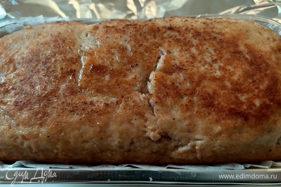 Куриный хлеб вернуть в форму, накрыть фольгой. Запекать один час в разогретой до 200°С духовке.