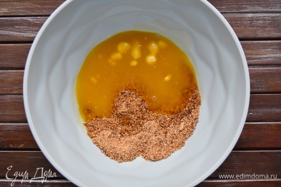 В миску пересыпать измельченную гранолу, добавить растопленное сливочное масло.