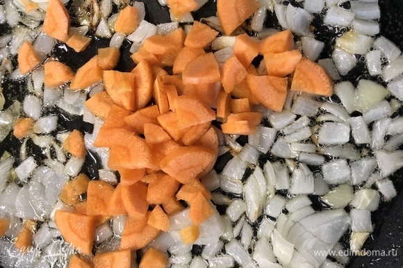 В сковороду с оливковым маслом добавляем мелко нарезанный лук, а чуть позже — крупно нарезанную морковь.