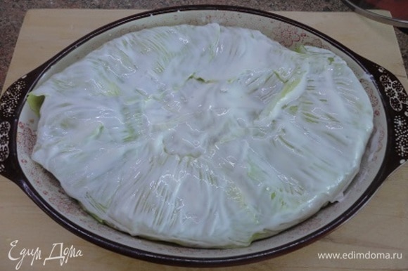 Смазать поверхность пирога сметаной с помощью кулинарной кисточки и поставить в разогретую до 180°C духовку на 45–50 минут.