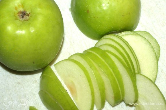 Яблоки нарезать тонкими дольками.