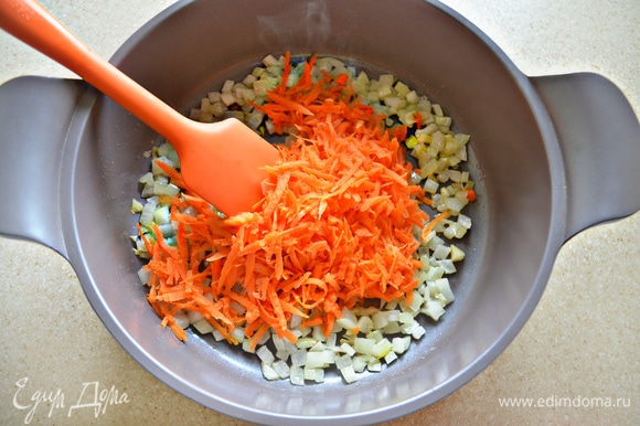 Для подливы нарежьте оставшуюся половину луковицы и крупно натрите морковь. Обжарьте на растительном масле, постоянно помешивая.