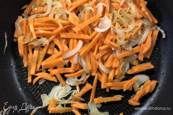 В отдельной сковороде на обычном масле обжариваем лук и морковь. Солим, перчим.