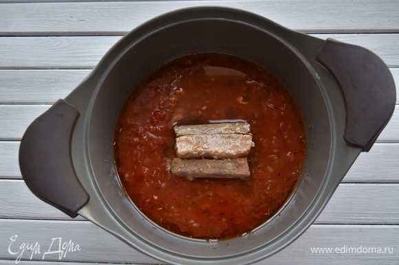 Добавить консервированный тунец со всем содержимым банки и измельченные томаты. Довести до кипения и потомить суп 5 минут.