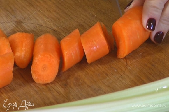 Морковь почистить и крупно нарезать.