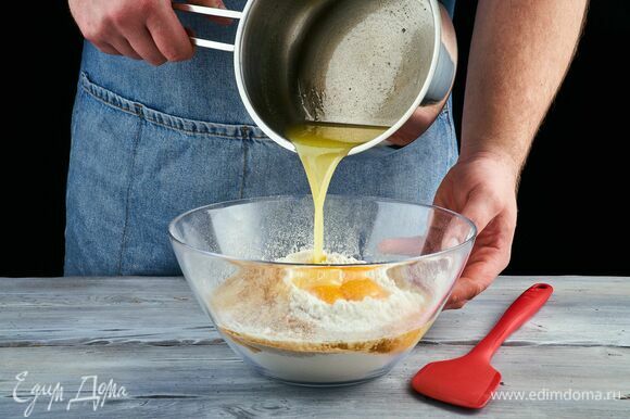 Добавьте растопленное масло в муку, замесите тесто.