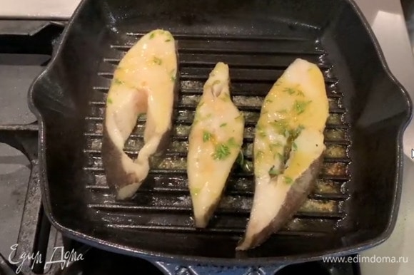 Замаринованную рыбу пожарить с двух сторон на сковороде-гриль до готовности, затем переложить на тарелку, сверху разложить небольшие кусочки ароматного сливочного масла.
