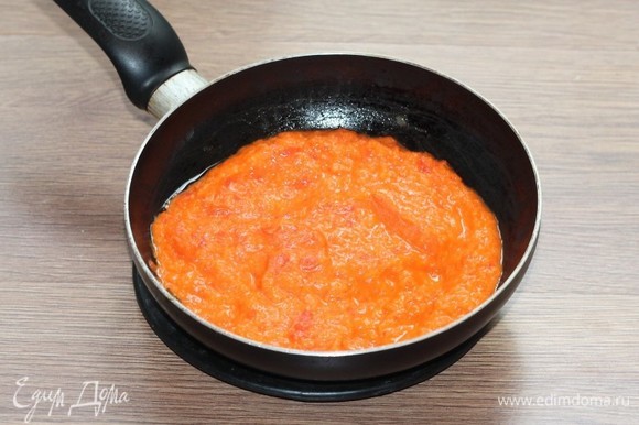 Выкладываем соус в сковороду и на слабом огне, периодически перемешивая, доводим до кипения. Снимаем соус с плиты и охлаждаем. Можно добавить измельченную зелень (петрушку, базилик). Соус готов!